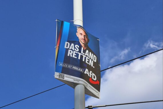 Wahlplakat zur Landtagswahl Sachsen-Anhalt mit Blick auf AfD und Sorgen um die Demokratie.