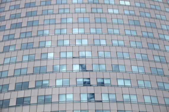 Bürogebäude mit Glasfassade; KI im Recruiting in Deutschland: wenige Unternehmen nutzen Bewerbungssoftware.