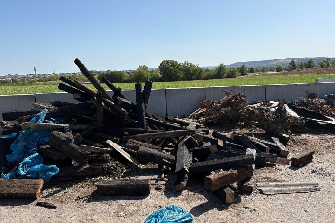 Unbekannte haben auf Rutesheimer Häckselplatz Welleternit und Eisenbahnschwellen entsorgt