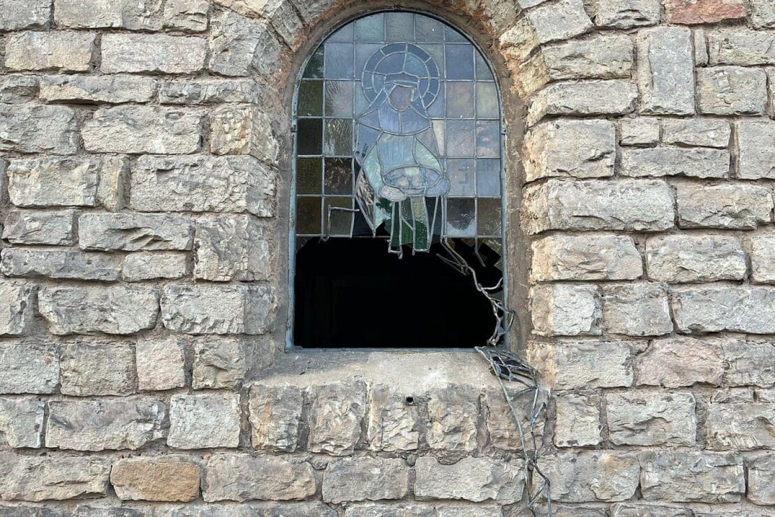 Unbekannter beschädigt Fenster der Pfarrkirche in Merzig-Brotdorf