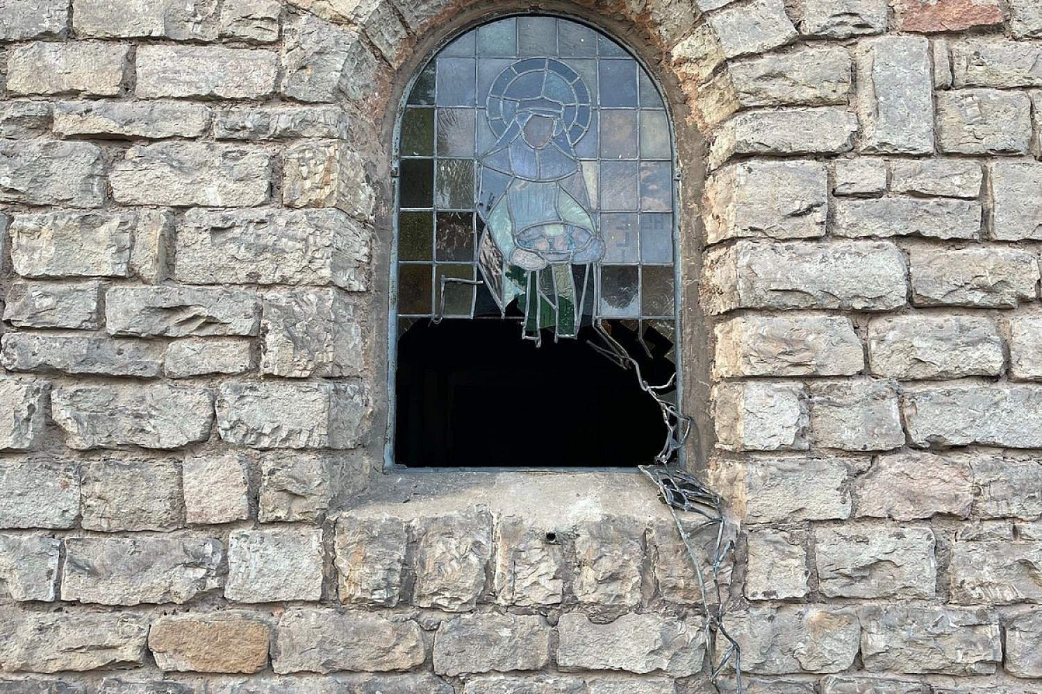 Unbekannter beschädigt Fenster der Pfarrkirche in Merzig-Brotdorf