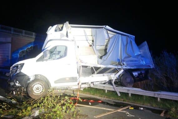 Unfall auf der Autobahn 1: Kleintransporter und Klein-Lkw kollidieren, Trümmerfeld, Polizei und Rettungskräfte vor Ort.