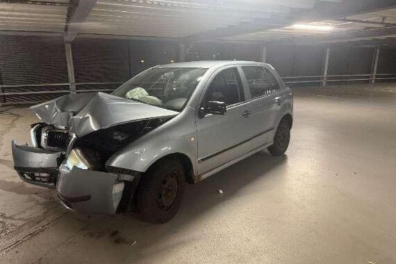 Rettungsdienst/Polizeiwagen am Unfallort: beschädigter Pkw im Parkhaus, Pfeiler getroffen (Wolfsburg, Drift).