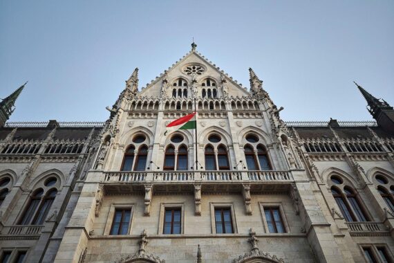 Ungarns Parlament in Budapest: Foto (Archiv) zur Ankündigung der Ausweisung zehn russischer Diplomaten.