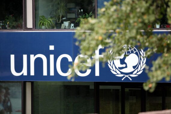 Flüchtende Kinder im Jemen, UNICEF-Hilfe; Vertriebenenlager, Vertreter mit Hilfspaketen und Wasser/Sanitärmaterialien.