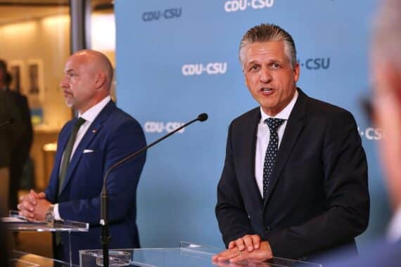 Thorsten Frei und Alexander Hoffmann am 07.09.2026 in Berlin, Gespräch zur Reformen-Debatte nach Wahlniederlage.