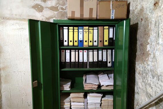 Ein Aktenschrank im Archiv, der Bürokratie und Regulierung als Wirtschaftsproblem symbolisiert.