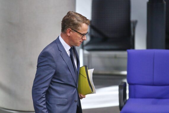 Carsten Linnemann (Archiv) spricht über Pflegereform; VdK-Präsidentin fordert bessere Unterstützung für Pflegebedürftige.