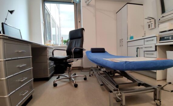 Behandlungszimmer beim Arzt: Ramona Pop begrüßt Rückkehr der Informationspflicht bei Krankenkassen-Beitragserhöhungen.