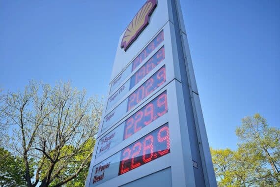 Tankstelle im Archiv: Verbraucherschützer fordern gezielte Hilfen statt erneutem Tankrabatts gegen hohe Energiekosten.