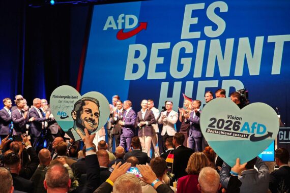 AfD-Wahlparty in Berlin: Parteitag mit Menschenmenge und Wahlplakaten, symbolisch für AfD-Sieg in Sachsen-Anhalt.