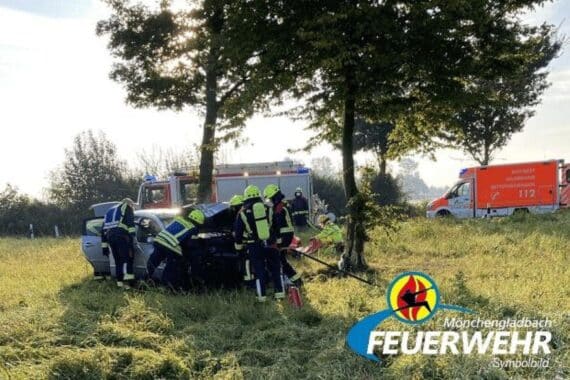 Feuerwehreinsatz nach Verkehrsunfall: zwei beschädigte Autos an der Kreuzung Mülforter Straße/Schloss-Dyck-Straße, Verletzte und Hund.