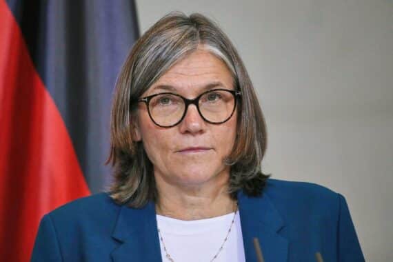 Christiane Benner, IG Metall-Chefin, vor Volkswagen: Zweifel an Sparzielen; Arbeitsplätze und Werk-Erhalt stehen auf dem Spiel.