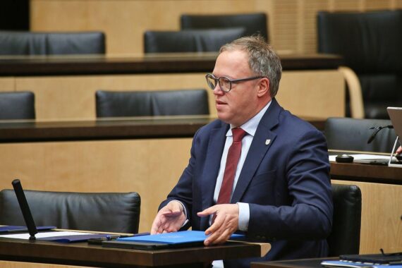 Mario Voigt im Bundesrat, fordert Tankrabatt und befristete Aussetzung der CO₂-Bepreisung.