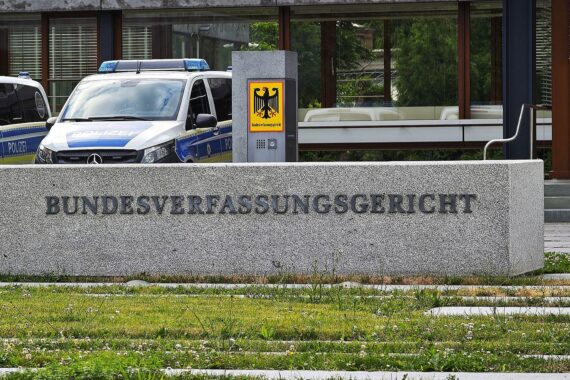 Bundesverfassungsgericht (Archiv): Mann im Anzug mit Verfassungsbeschwerde-Thema, Hintergrund Hamburgisches Oberlandesgericht.
