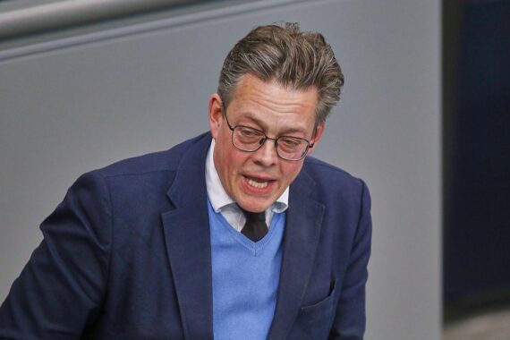 Konstantin von Notz warnt vor KI-Auslöschung der Menschheit; fordert Moratorium und schnelles internationales Handeln.