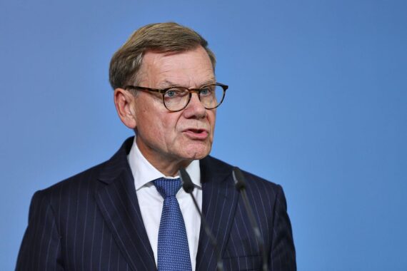 Johann Wadephul im Archivfoto; Außenminister äußert Solidarität im Drohnenstreit um Flughafen Leipzig/Halle.