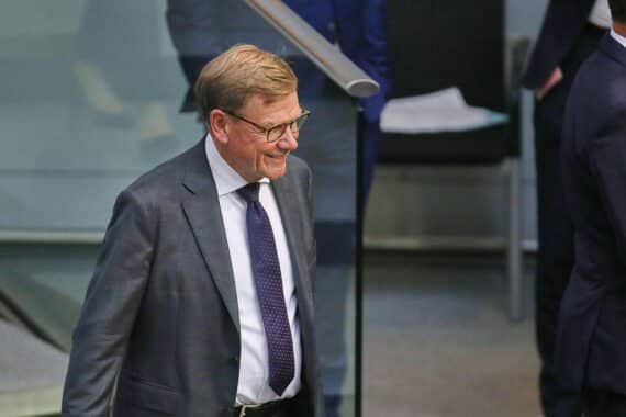 Johann Wadephul (CDU) vor einem Archivfoto, Reise nach Ungarn nach politischem Wechsel.