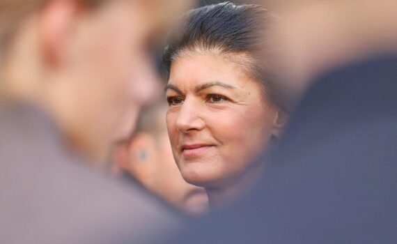 Sahra Wagenknecht auf einem Foto, wie sie bei einer Presseveranstaltung spricht.
