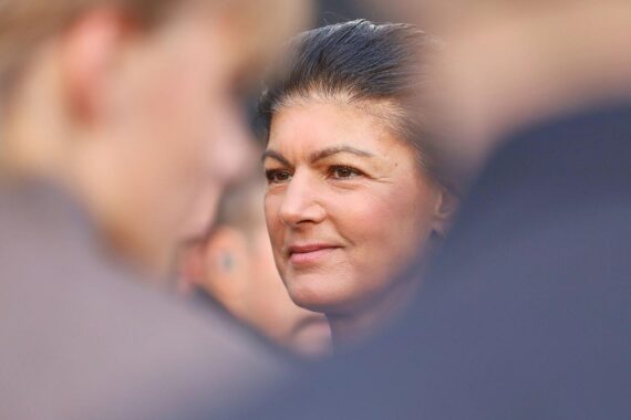 Sahra Wagenknecht auf einem Foto, wie sie bei einer Presseveranstaltung spricht.
