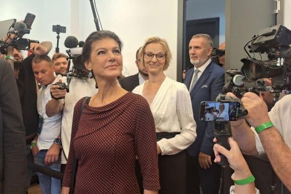 Sahra Wagenknecht und Katja Wolf im Archivfoto; dazu Hinweis auf Thüringen-BSW und Streit um Kontakt.