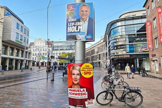 Wahlplakate zur Landtagswahl 2026 in Mecklenburg-Vorpommern, Wahlplakate vor Hintergrund von Wahllokalen.