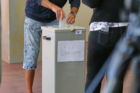 Wahllokal am 6. September 2026 in Sachsen-Anhalt: Wähler vor Urnen und Wahlhelfer im Einsatz.