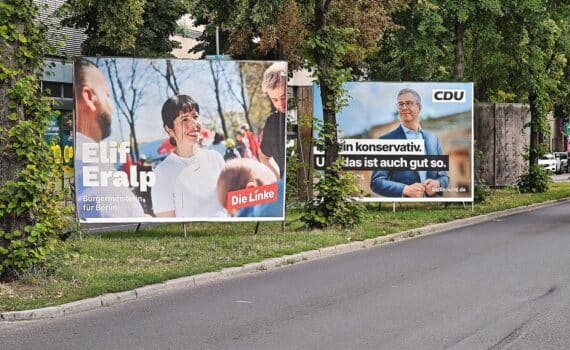 Wahlplakate von Linkspartei und CDU in Berlin, über die Abgeordnetenhauswahl 2026.