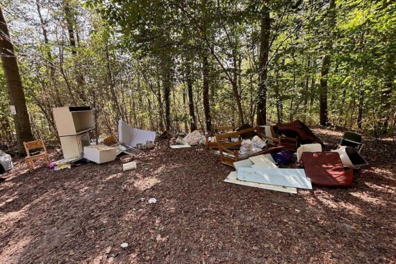 Illegale Müllentsorgung: Wohnungseinrichtung wird im Stadtgebiet Hagen ordnungsgemäß entsorgt (Archivfoto).