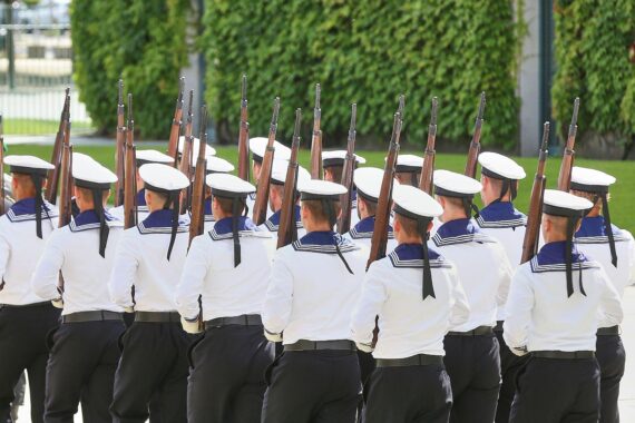 Marine-Soldaten im Archiv: Bundeswehr gegen sexualisiertes Fehlverhalten, Wehrbeauftragter begrüßt Maßnahmen.