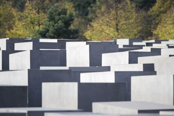 Holocaust-Mahnmal in Berlin: Stelenfeld als Archivfoto, Bezug zum Anschlag im Februar 2025.