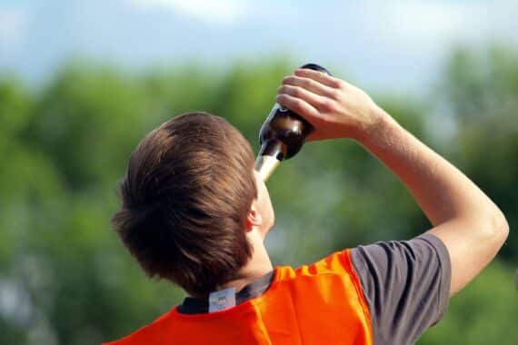 Biertrinkender Mann (Archiv) in Deutschland: weniger Alkoholkonsum bei Jugendlichen, Rauschtrinken bleibt teils verbreitet.