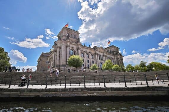 Berlin-Brandenburg: heiter bis wolkig, trocken, 20–23°C; Sonne, Quellwolken, Dunst und Nebel möglich.