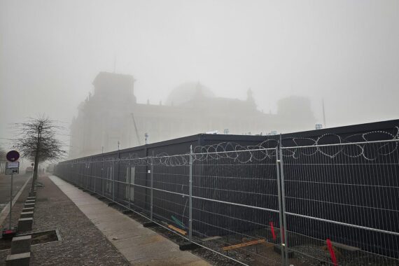 Bundestag im Nebel in Berlin: trüb zu Beginn, später heiter und trocken, 21–24°C.