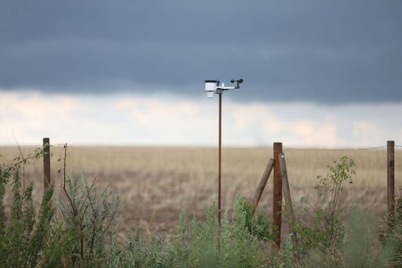 Wetterstation, Wolken und Regen-Schauer in Niedersachsen/Bremen; örtlich Gewitter, dazu Windböen.