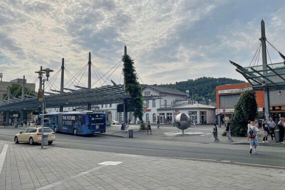 Verschwommener Bahnhof in Siegen (ZOB) bei wechselnd bewölktem Wetter, teils Nebel und Regen möglich.