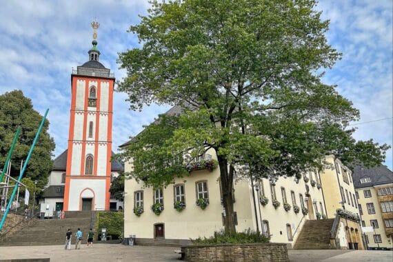 Nikolaikirche und Rathaus von Siegen bei wechselnd bewölktem Wetter (Archivfoto)