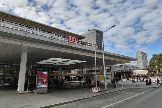 Bahnhof in Essen bei wechselhaftem Wetter: trocken am Tag, abends Regen im Nordwesten.