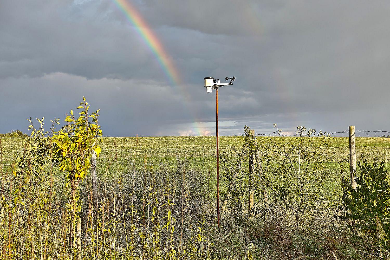 Wolkiges Wetter in Sachsen, Regenbogen an Wetterstation (Archiv), teils heiter, meist niederschlagsfrei.