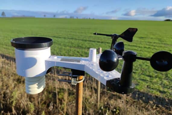 Wetterstation auf einem Acker, wechselnde Bewölkung, trocken, mild, schwacher Nordwest-/Westwind.