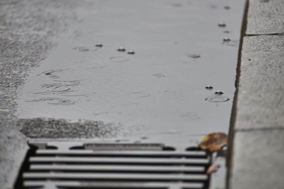 Stark bewölkter Himmel über Halle (Saale) mit Regenwetter, dazu Windböen im Hintergrund.