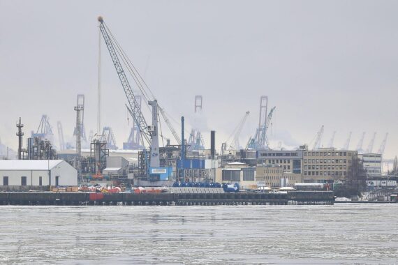 Hamburger Hafen im Archiv bei wechselhaftem Wetter: Nebel löst sich, Wolken und später Regen.