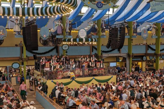 Oktoberfest in München: Theresienwiese, Menschenmenge und Sicherheitskräfte, Überwachungskameras im Einsatz.