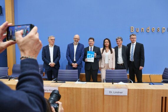 Wirtschaftsprognose 2026: Expertenrunde in Berlin, AKZente zu Konjunktur, Energiepreisen, Niedrigwasser und Defizit.