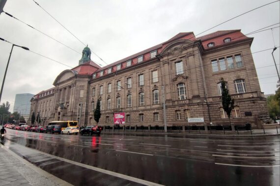 Bundeswirtschaftsministerium (Archiv): Bundesministeriums-Gebäude in Berlin, Hinweis zur Einkommensteuerreform.