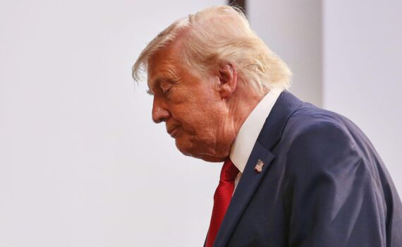 Donald Trump im Archivfoto; Text zu Infrastruktur- und Rüstungsinvestitionen sowie Konjunkturrisiken durch mögliche Zollkonflikte.