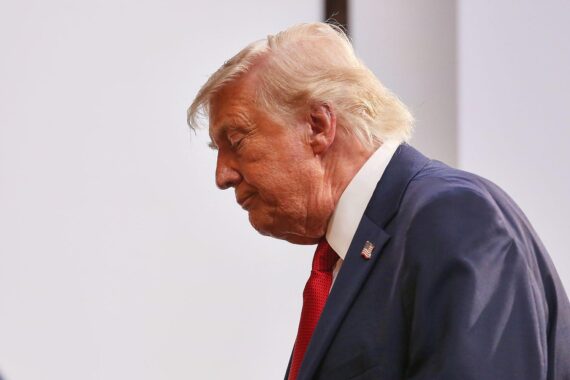 Donald Trump im Archivfoto; Text zu Infrastruktur- und Rüstungsinvestitionen sowie Konjunkturrisiken durch mögliche Zollkonflikte.