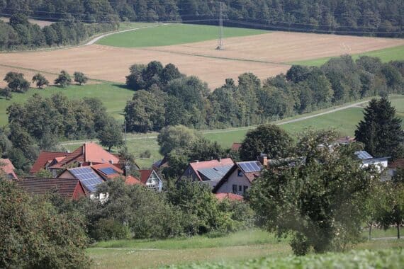 Häuser in einem Dorf (Archiv), Hinweis auf steigende Angebotspreise für Wohnimmobilien in Deutschland.