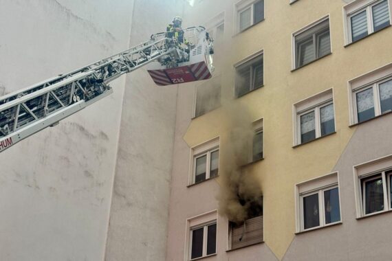 Feuerwehr im Einsatz bei Wohnungsbrand in Bochum-Wattenscheid; Rauchgasvergiftung, zwei Personen, Archivfoto.