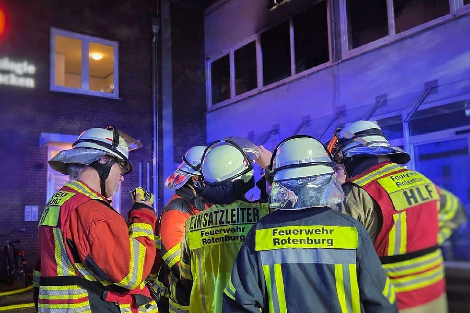 Feuerwehr im Einsatz vor Mehrfamilienhausbrand in Rotenburg (Wümme), Blick auf die Einsatzstelle (Archiv).